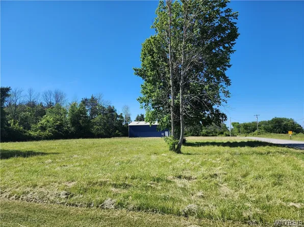 998 Harwyn Dr #6, Lyndonville, NY 14098