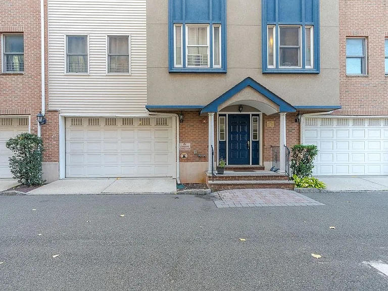 620 38th St #903 — Photo 23