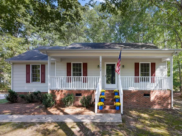 1122 Country Club Ln, Zebulon, NC 27597