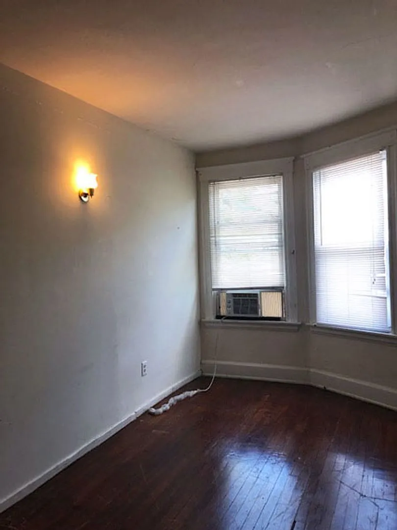 3 bed, 1.0 bath, 2060 sqft, $2,695 — Photo 2