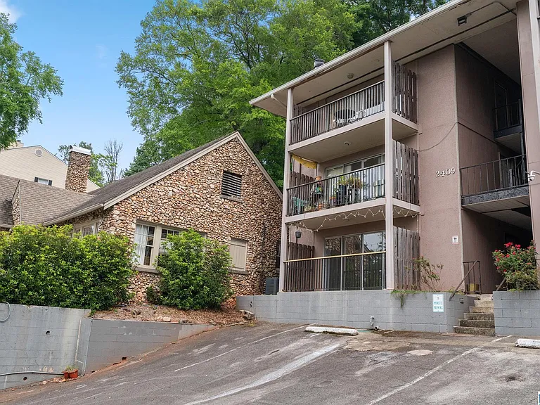2409 Arlington Cres #D — Photo 6