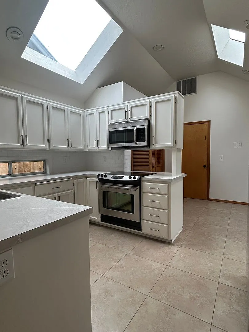 2 BD Tigard Home with Landscaping and Garbage Included! — Photo 4