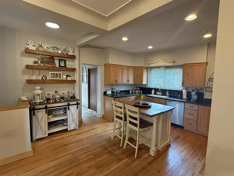 2237 Meade St — Photo 8