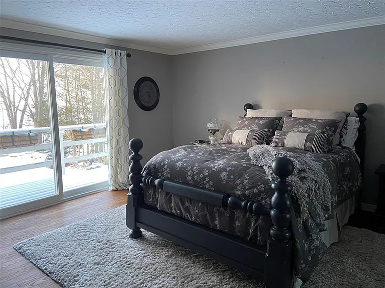 3538 Queen St — Photo 7