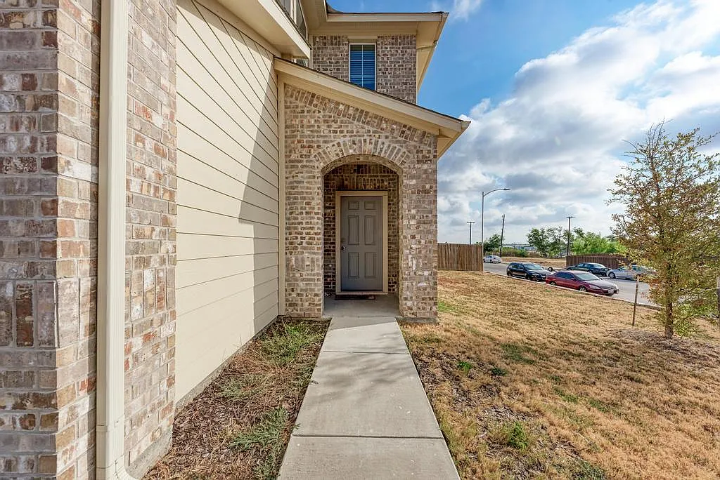 4 bed, 2.5 bath, 2212 sqft, $1,950 — Photo 3