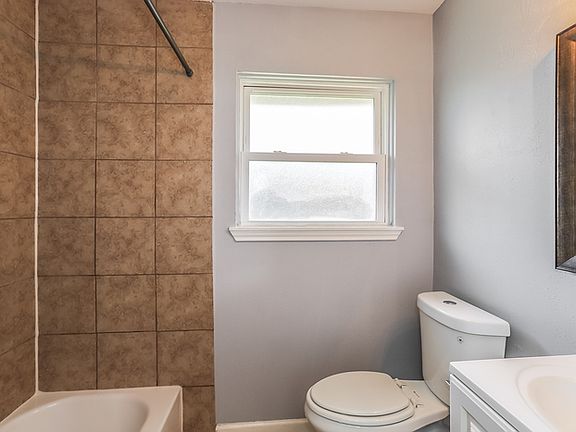 5th image of 1403 Effie Ln