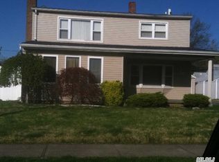 18 Curve Ln, Levittown, NY 11756