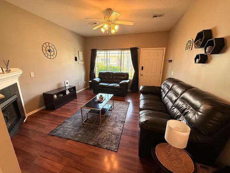 1120 NE 7th Ln — Photo 2