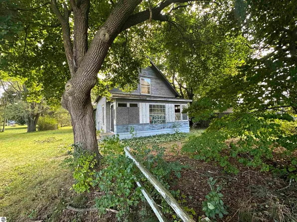 11265 Deer Lake St, Clare, MI 48617