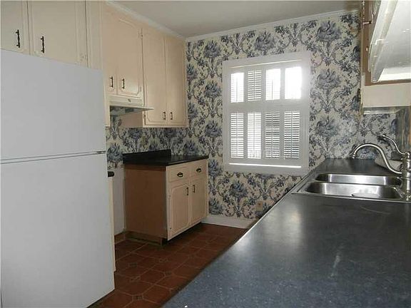5th image of 411 Central Ave