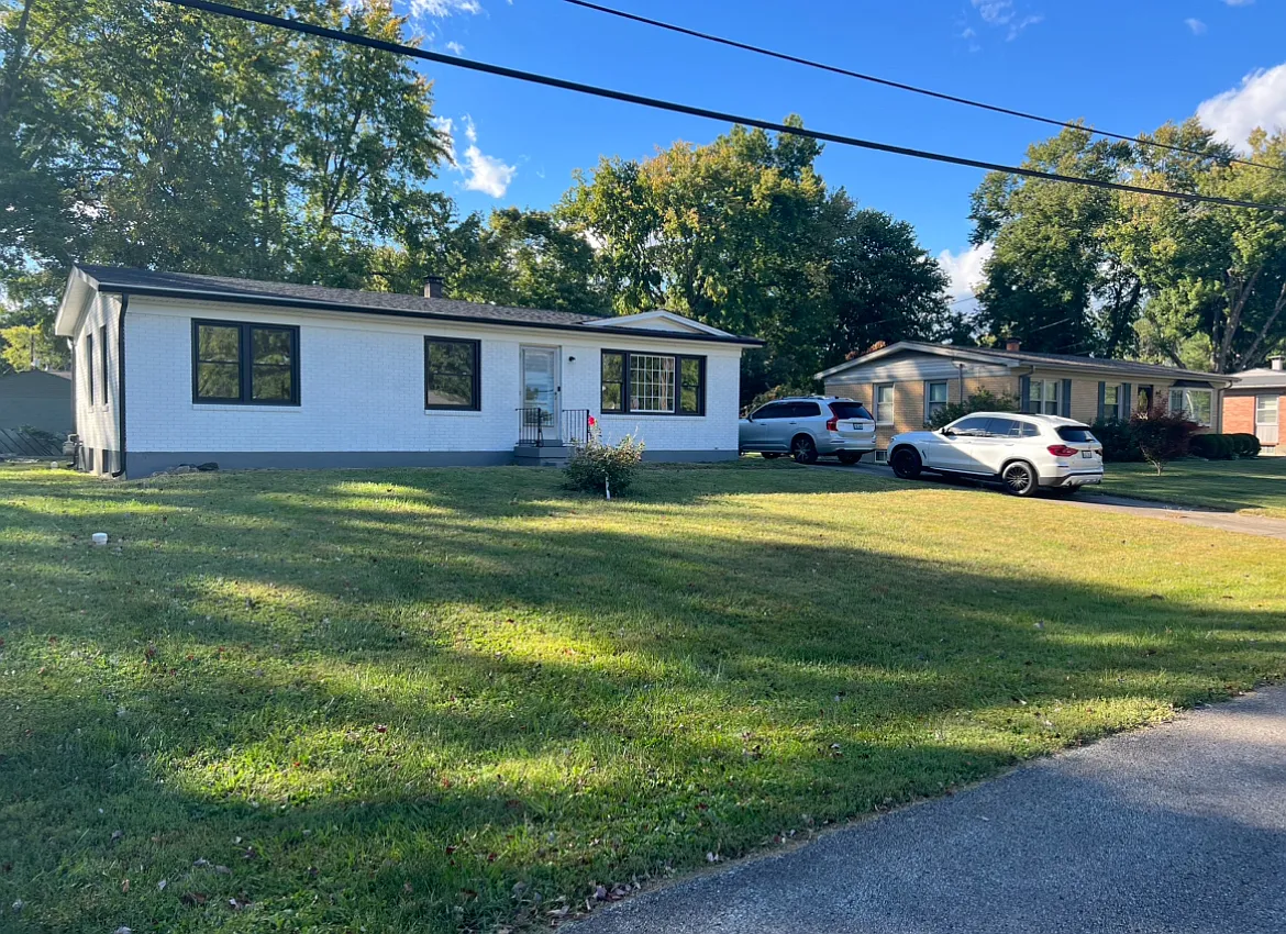 3 bed, 1.5 bath, 2400 sqft, $2,100 — Photo 2