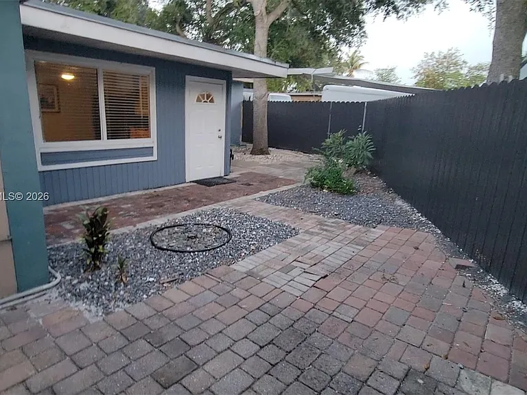 1115 SW 25th Ave #B — Photo 1