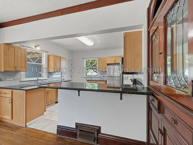 1128 W Spofford Ave — Photo 8