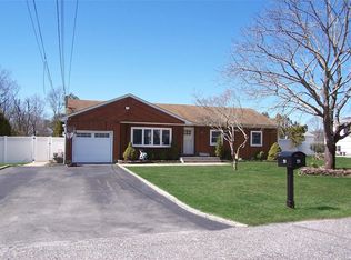 131 W End Ave, Shirley, NY 11967