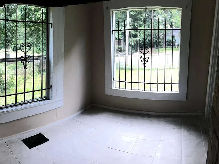 1390 McClelland Ave — Photo 2