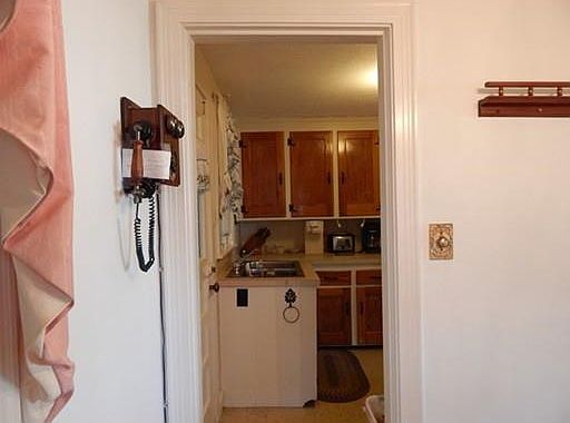 4th image of 12 Elmwood Cir