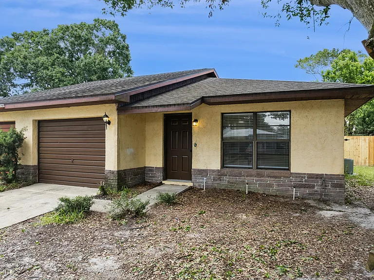 145 E Towne Pl — Photo 24