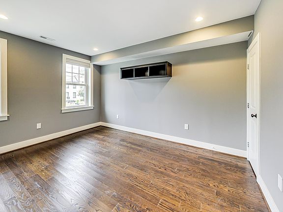 5th image of 901 Quincy St NE APT 1