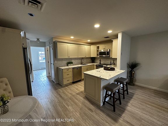 3rd image of 948C Aberdeen Dr