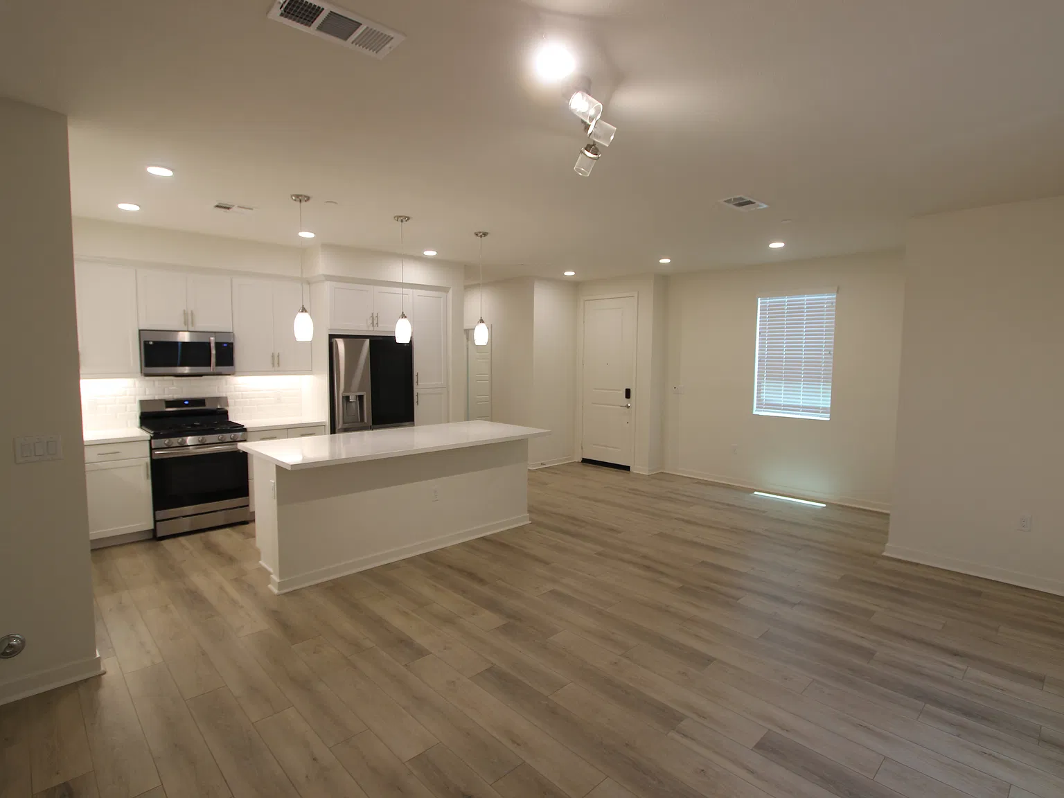 3 bed, 2100 sqft, $3,995 — Photo 3