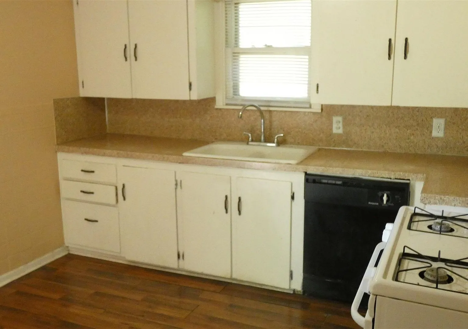 4 bedroom, 1 bath — Photo 2
