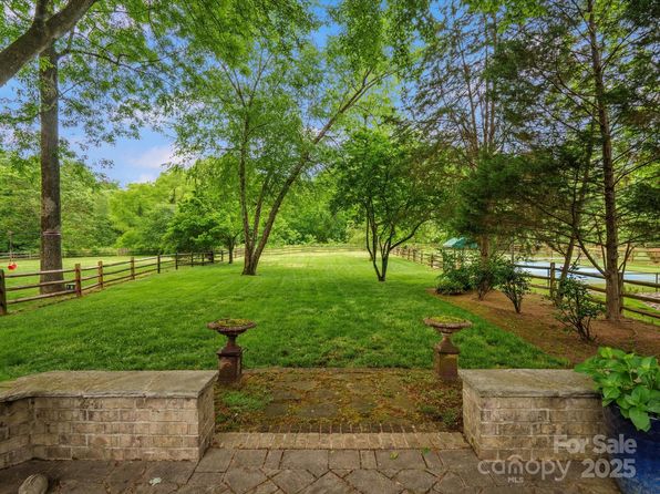 1655 Scotland Ave, Charlotte, NC 28207