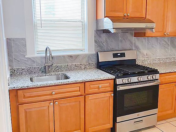 3rd image of 25 Woodlawn St