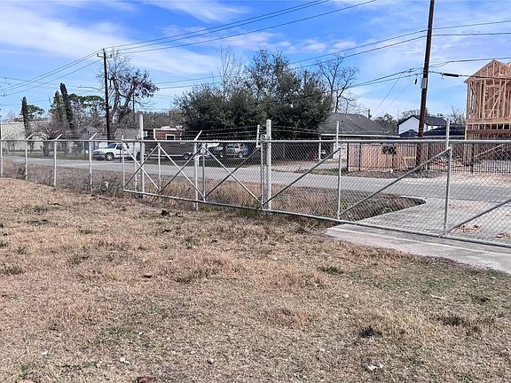 3rd image of 6409 Haight St