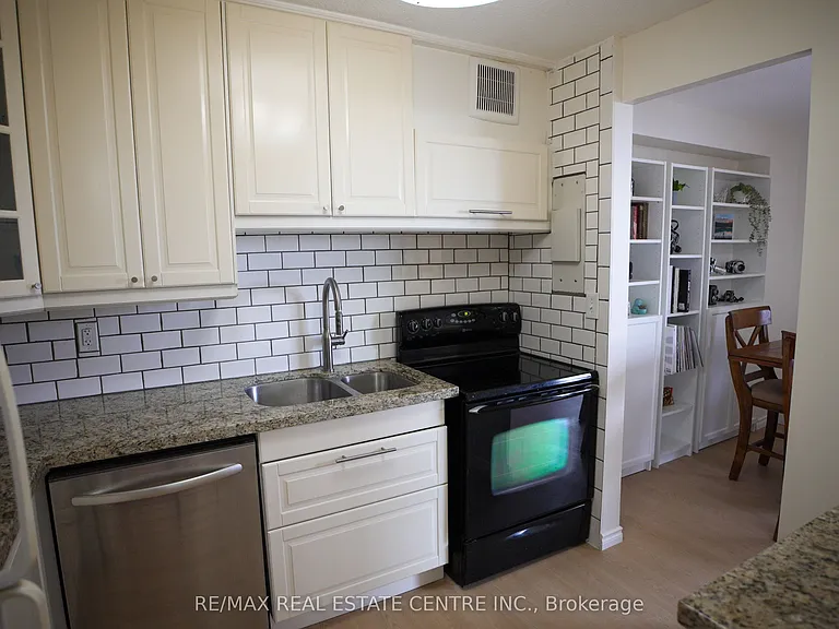 1100 Caven St #704 — Photo 10