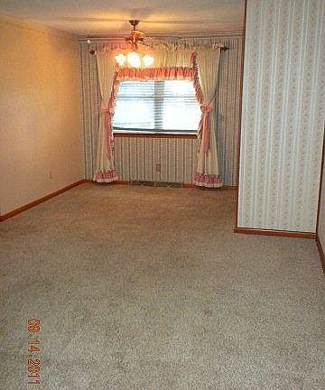 3rd image of 1180 Robinhood Dr