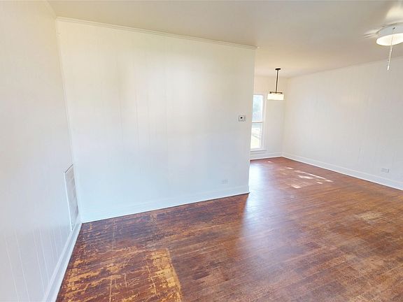 3rd image of 609 Laurel Dr