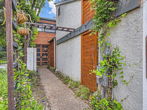 3rd image of 6110 Gardenridge Holw