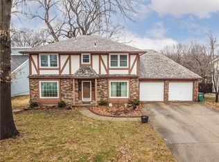 120 Crestview Ct, Lansing, KS 66043