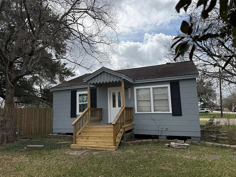 4114 Victoria Ave — Photo 2