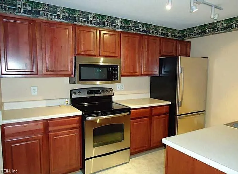 2 bed, 2.0 bath, 1600 sqft, $1,995 — Photo 2