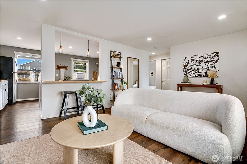 5th image of 918 E 52nd Street