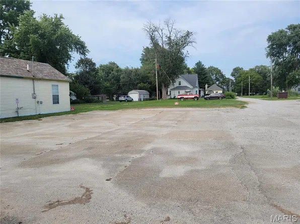112 N Spruce St, Nokomis, IL 62075