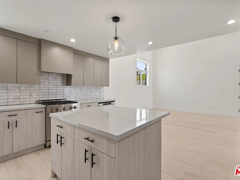 734 Indiana Ave — Photo 5