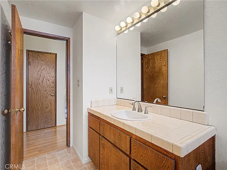 214 Topaz St — Photo 25