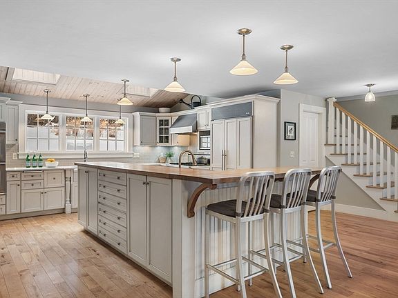 4th image of 499 Main St