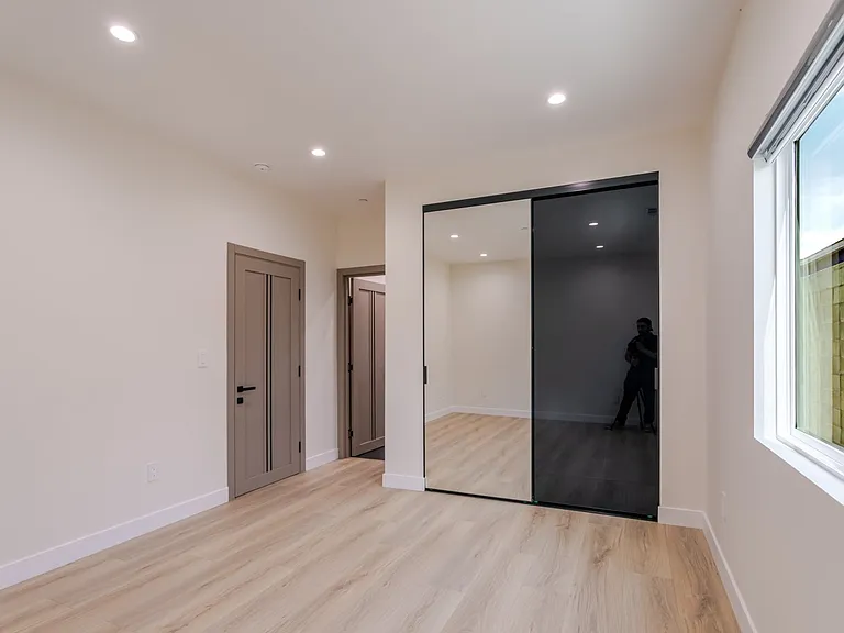 11120 Emelita St — Photo 10