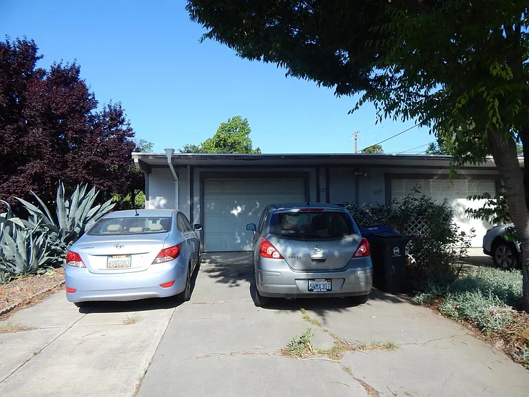 725 Adeline Pl — Photo 1