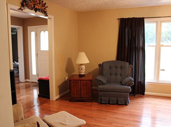 3rd image of 905 Riverbend Dr