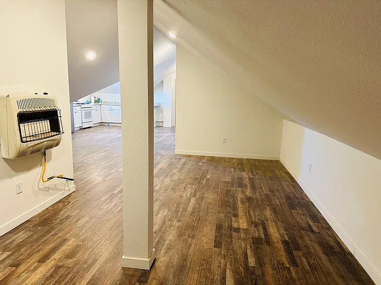 921 E 4th St #17 — Photo 4
