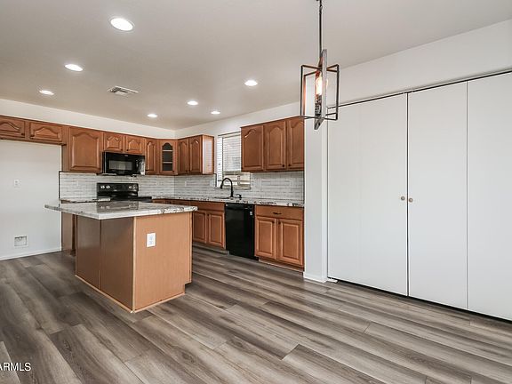 4th image of 706 E DANIELLA Drive