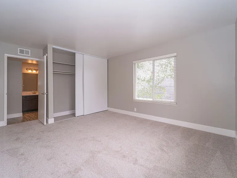 Mission Heights Apartments — Photo 32