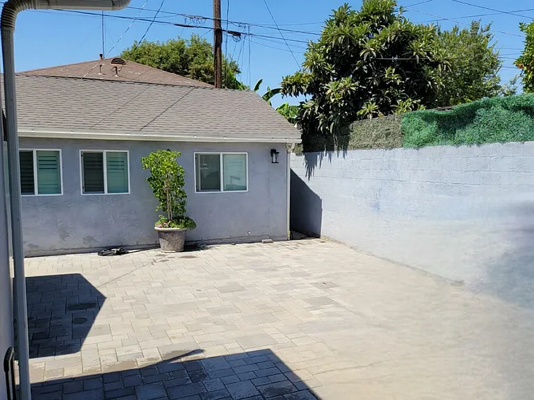 225 N Alexander St — Photo 1