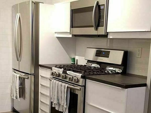 5th image of 201 E 36th St APT 17A