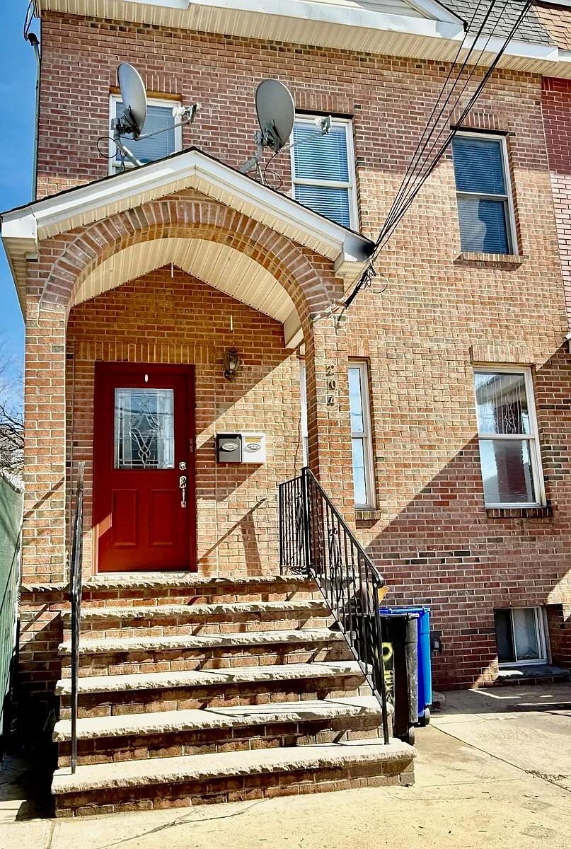 Building Photo - 204 Olean Ave #2