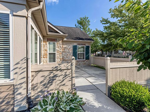 3rd image of 810 Lambton Cir W
